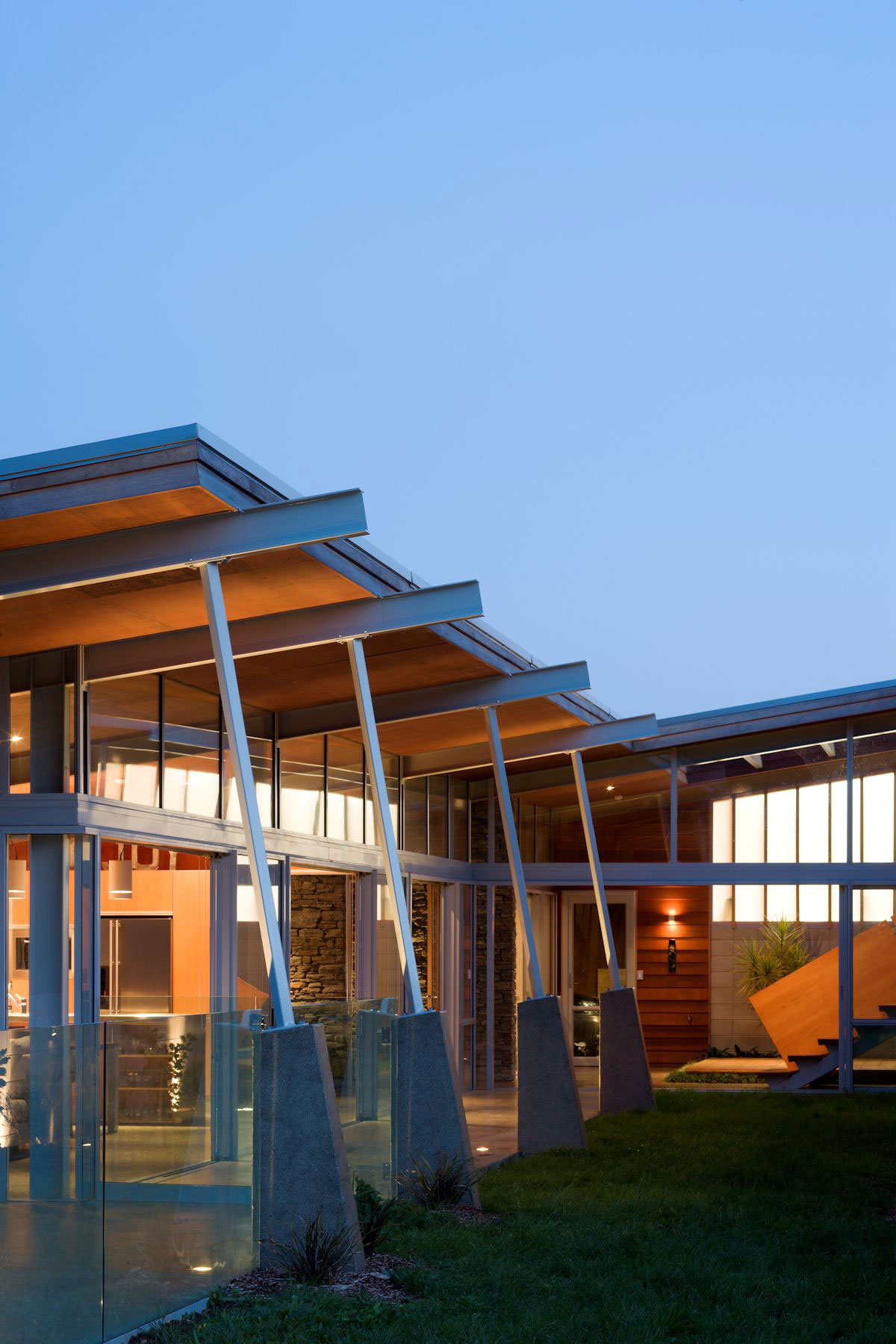 A Stunning House of Concrete, Steel and Glass Combines U-Shaped Style in Auckland by Strachan Group Architects (10)
