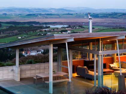 A Stunning House of Concrete, Steel and Glass Combines U-Shaped Style in Auckland by Strachan Group Architects (11)