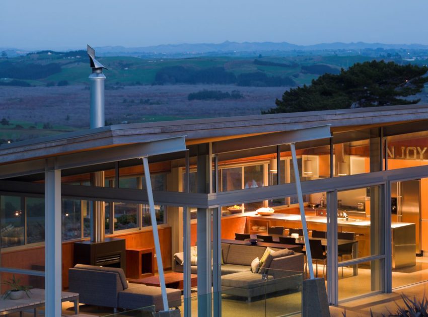 A Stunning House of Concrete, Steel and Glass Combines U-Shaped Style in Auckland by Strachan Group Architects (12)