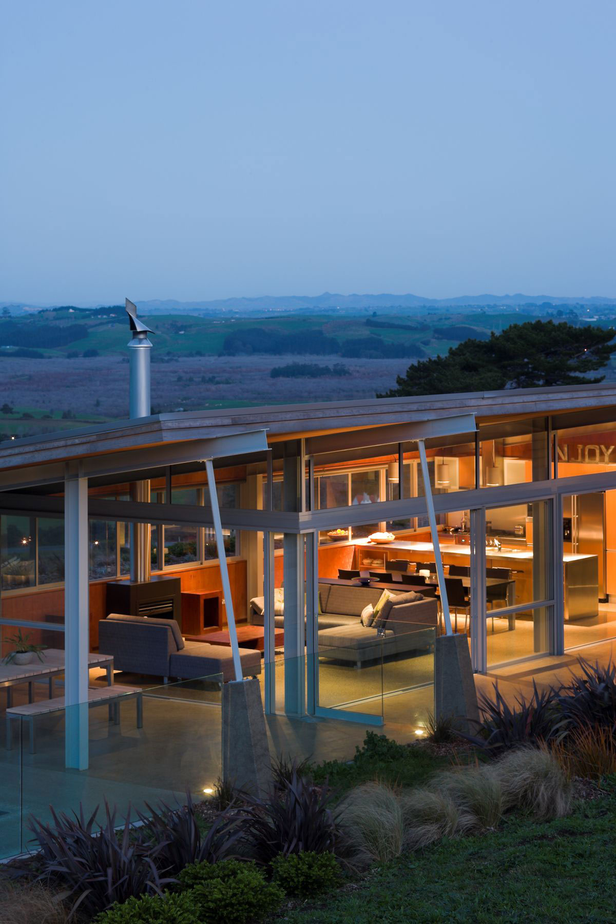 A Stunning House of Concrete, Steel and Glass Combines U-Shaped Style in Auckland by Strachan Group Architects (12)