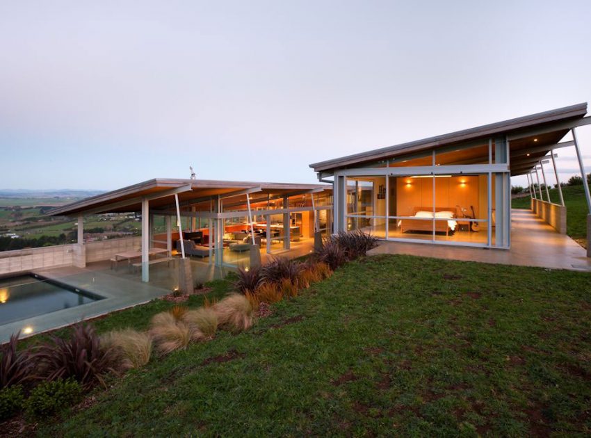 A Stunning House of Concrete, Steel and Glass Combines U-Shaped Style in Auckland by Strachan Group Architects (13)