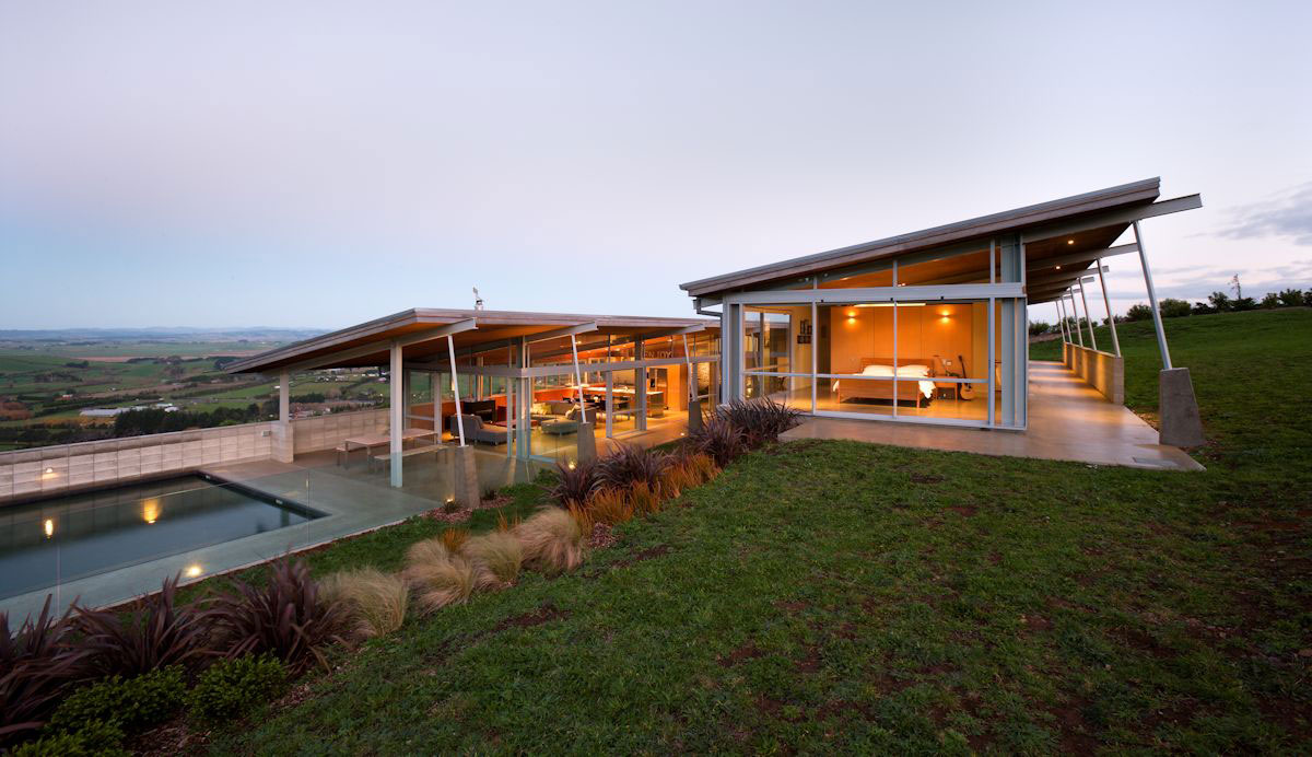 A Stunning House of Concrete, Steel and Glass Combines U-Shaped Style in Auckland by Strachan Group Architects (13)
