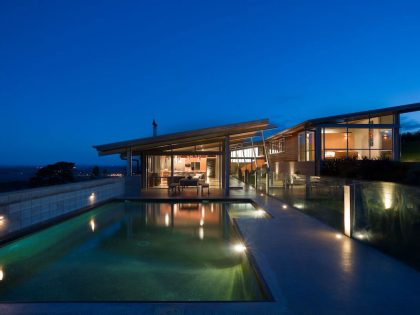 A Stunning House of Concrete, Steel and Glass Combines U-Shaped Style in Auckland by Strachan Group Architects (14)