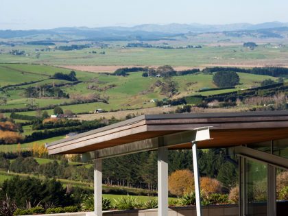 A Stunning House of Concrete, Steel and Glass Combines U-Shaped Style in Auckland by Strachan Group Architects (2)