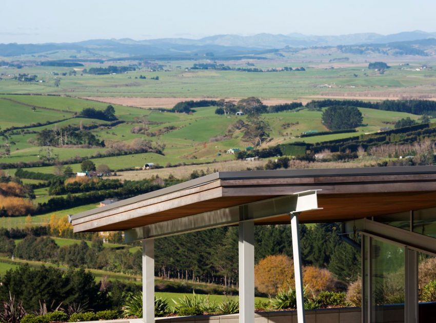 A Stunning House of Concrete, Steel and Glass Combines U-Shaped Style in Auckland by Strachan Group Architects (2)