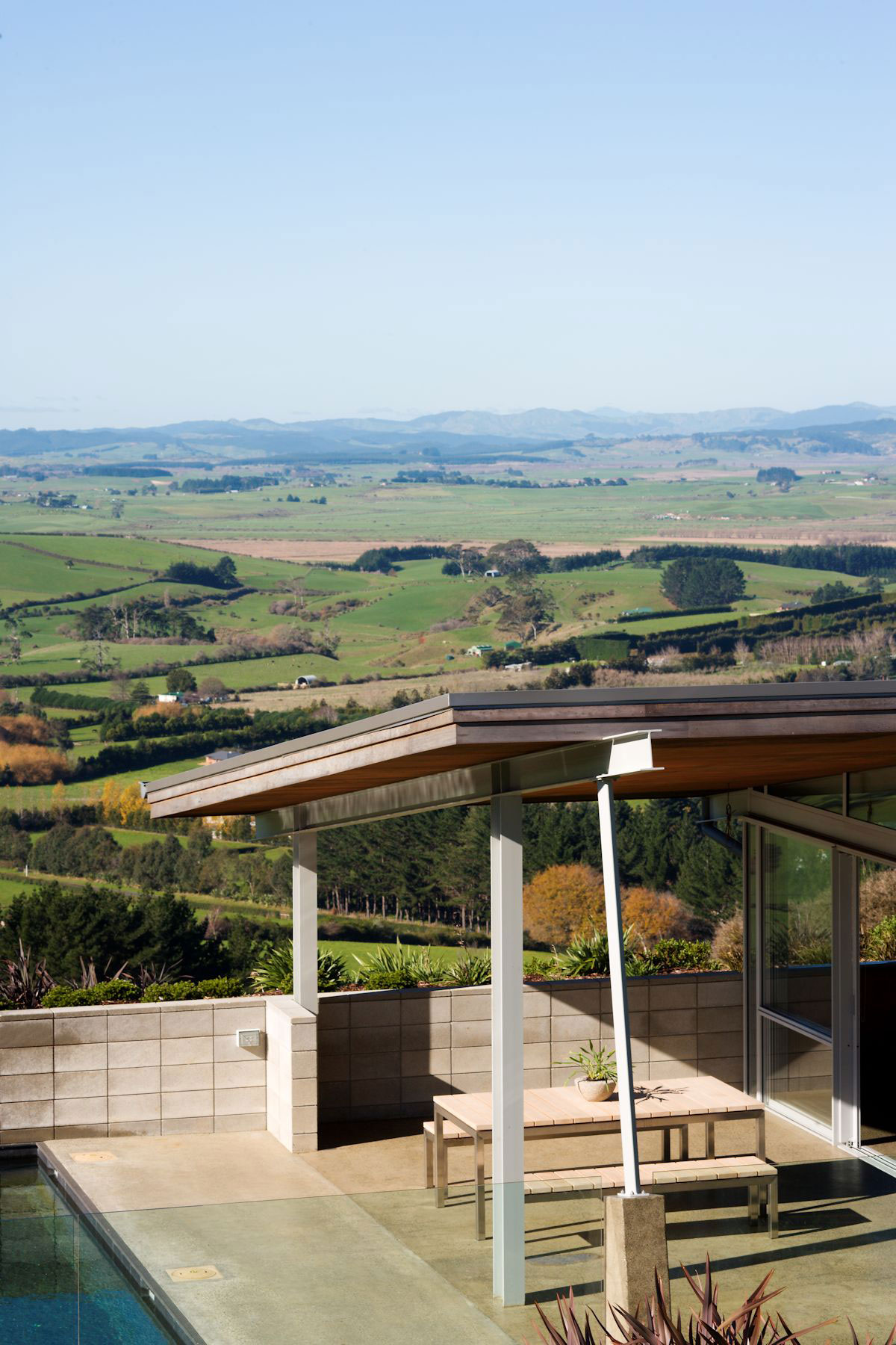 A Stunning House of Concrete, Steel and Glass Combines U-Shaped Style in Auckland by Strachan Group Architects (2)