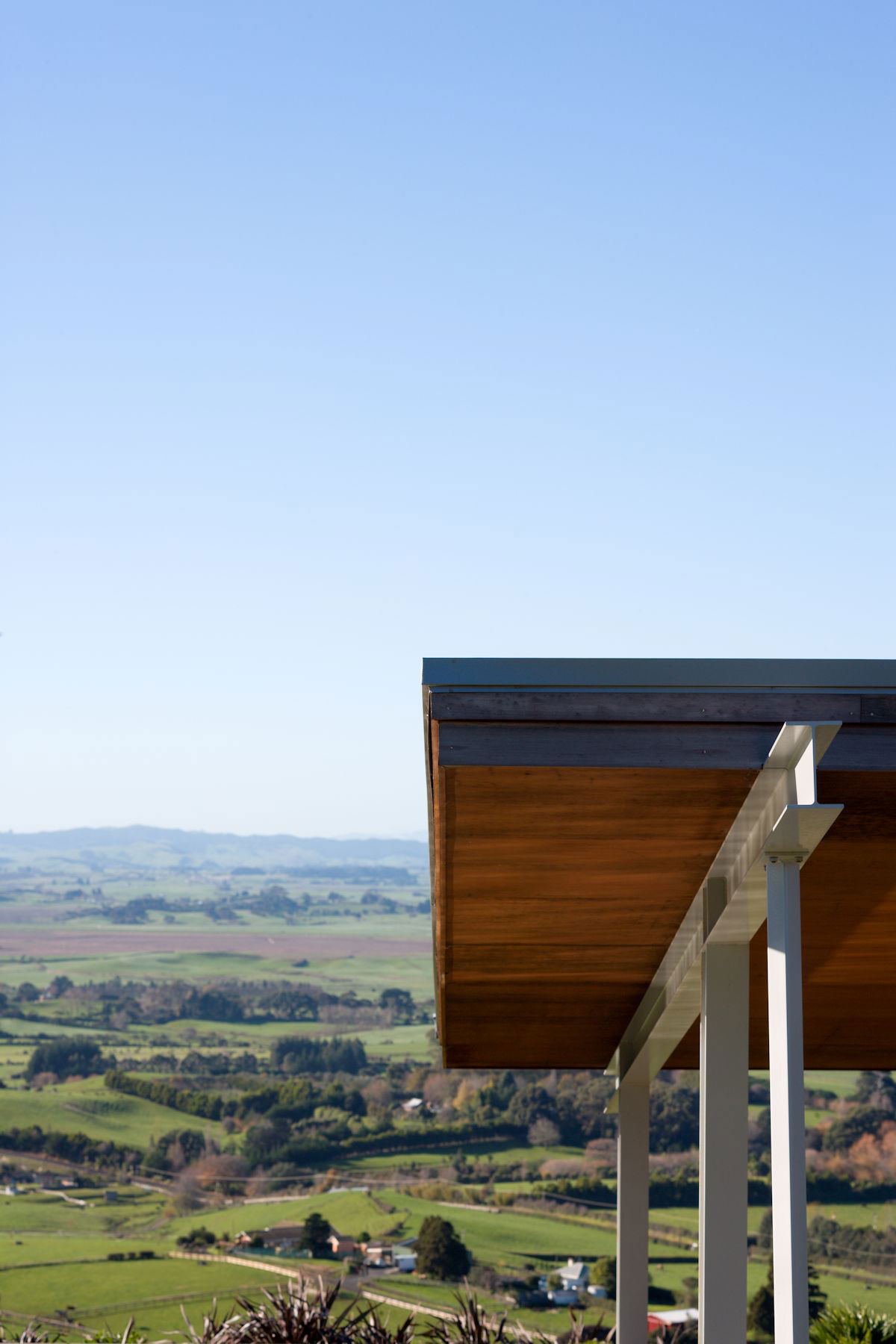 A Stunning House of Concrete, Steel and Glass Combines U-Shaped Style in Auckland by Strachan Group Architects (3)