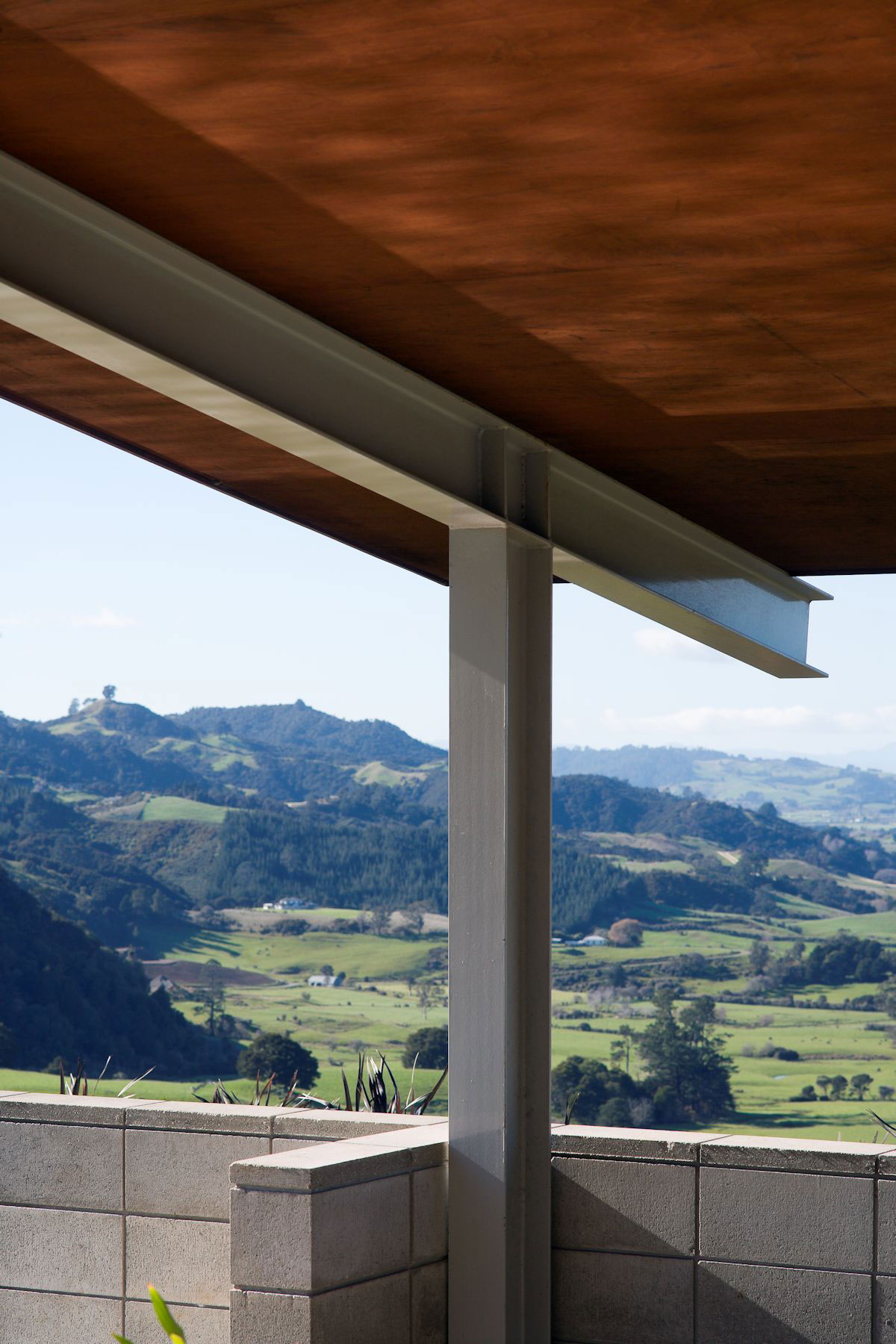 A Stunning House of Concrete, Steel and Glass Combines U-Shaped Style in Auckland by Strachan Group Architects (4)