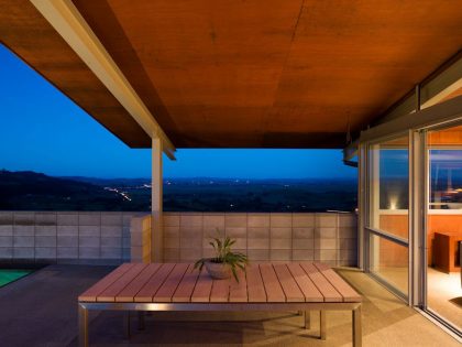 A Stunning House of Concrete, Steel and Glass Combines U-Shaped Style in Auckland by Strachan Group Architects (6)