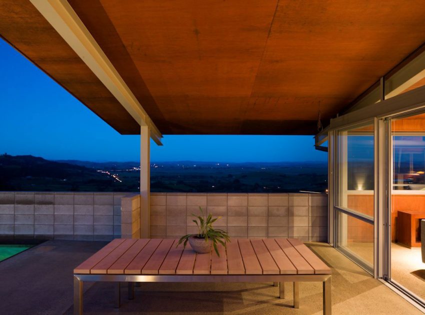 A Stunning House of Concrete, Steel and Glass Combines U-Shaped Style in Auckland by Strachan Group Architects (6)