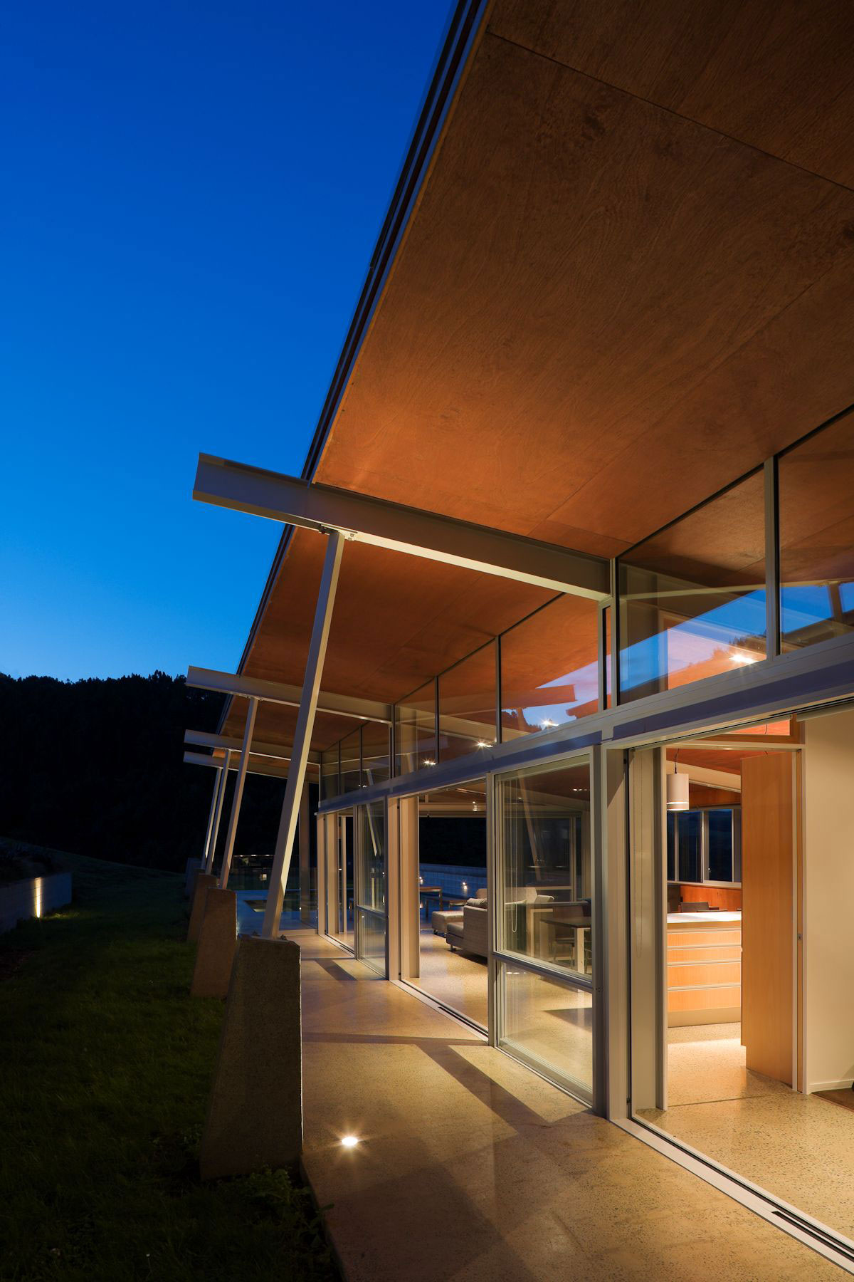 A Stunning House of Concrete, Steel and Glass Combines U-Shaped Style in Auckland by Strachan Group Architects (9)