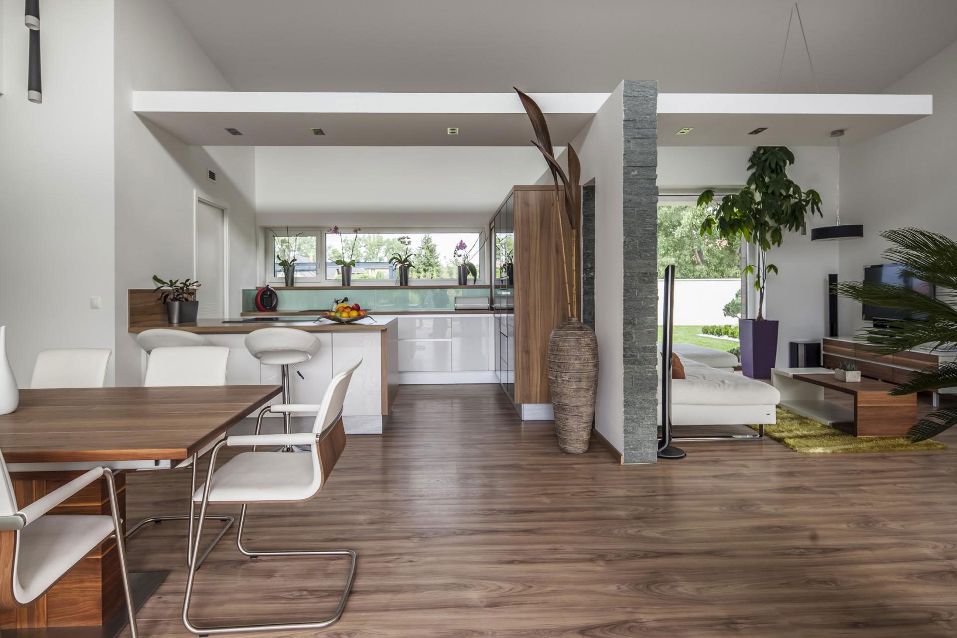 A Stunning L-Shaped Modern House for a Four-Person Family in Mosonmagyaróvár, Hungary by TOTH PROJECT (13)