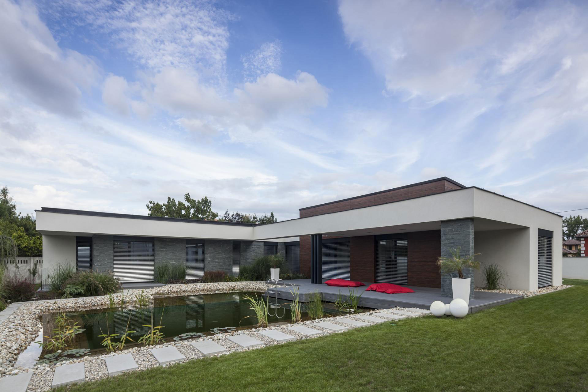 A Stunning L-Shaped Modern House for a Four-Person Family in Mosonmagyaróvár, Hungary by TOTH PROJECT (2)
