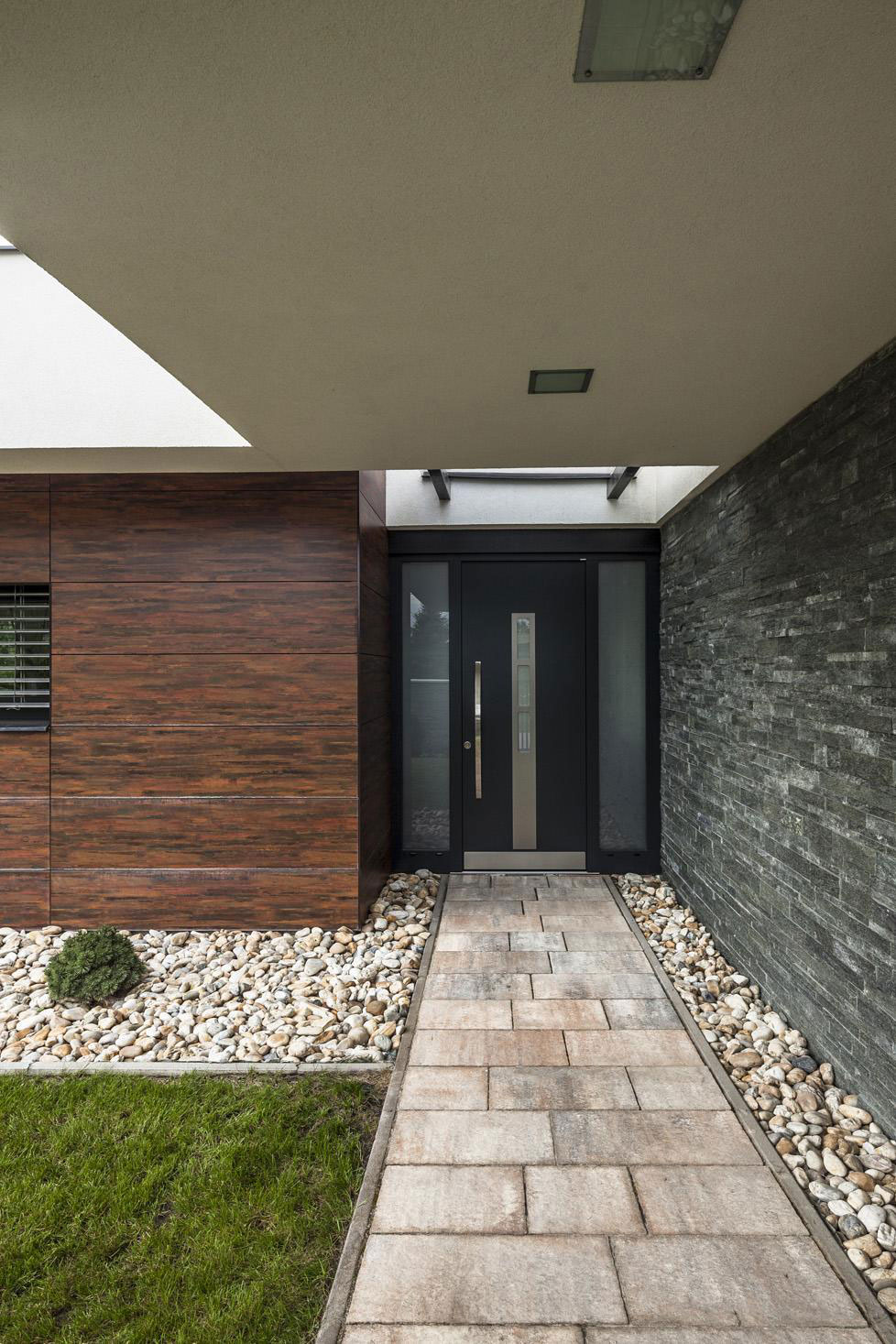 A Stunning L-Shaped Modern House for a Four-Person Family in Mosonmagyaróvár, Hungary by TOTH PROJECT (9)