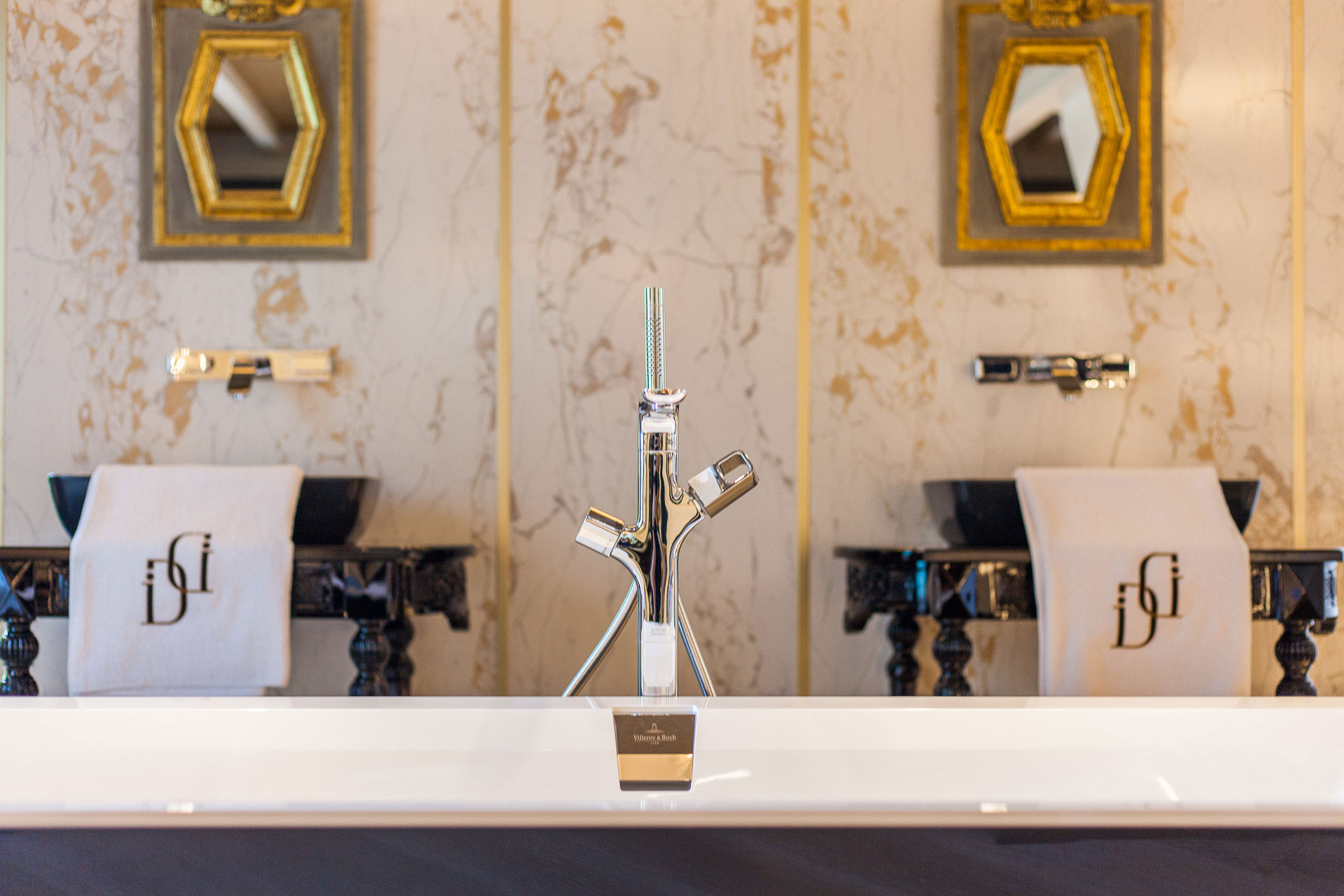 A Stunning Modern Apartment with a Mix of Rustic and Minimalist Elements in Madrid by Disak-Diseño de Interiores (14)