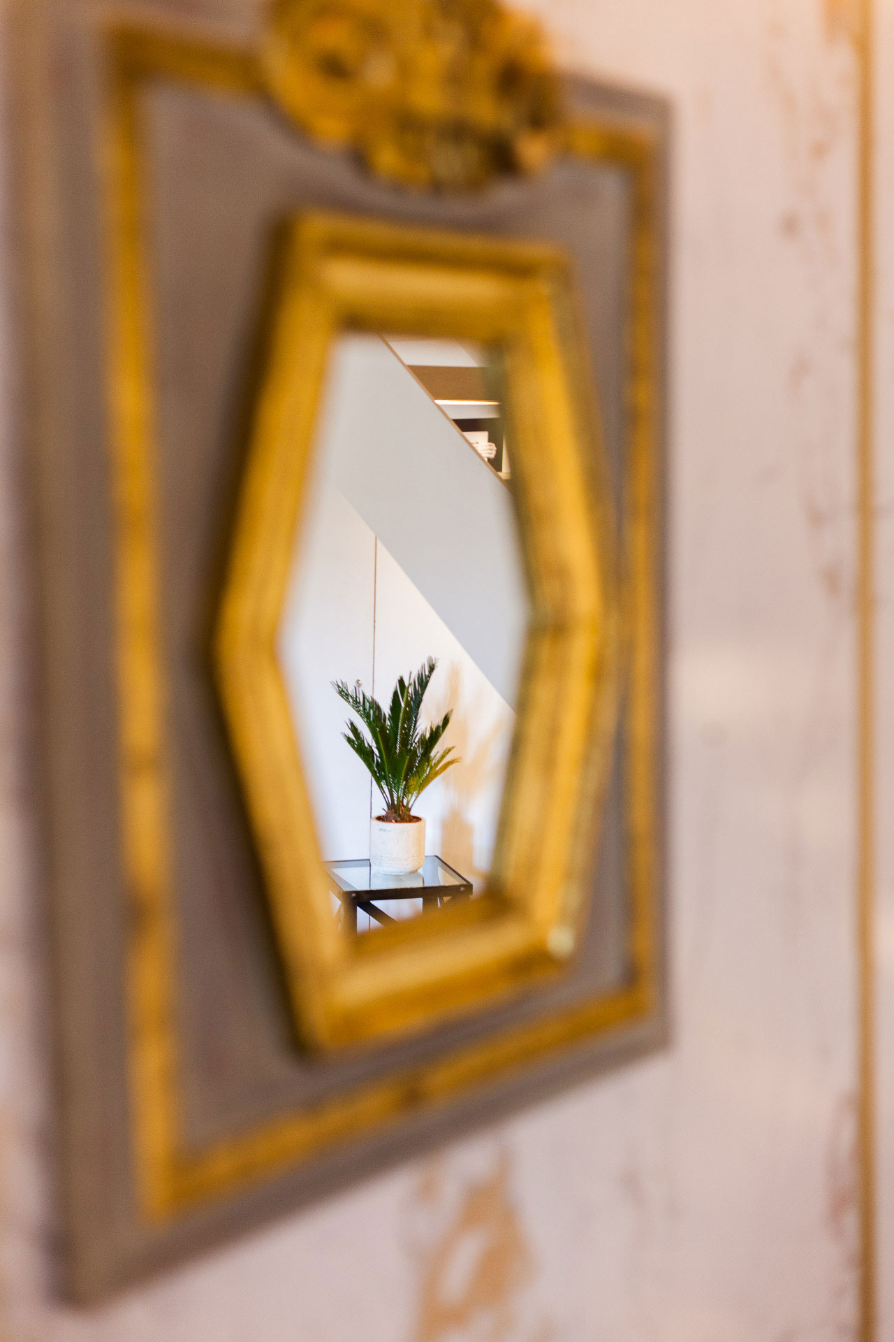 A Stunning Modern Apartment with a Mix of Rustic and Minimalist Elements in Madrid by Disak-Diseño de Interiores (15)