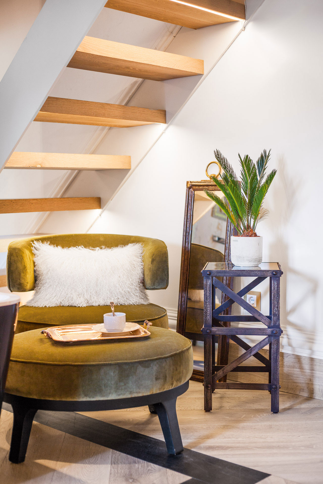 A Stunning Modern Apartment with a Mix of Rustic and Minimalist Elements in Madrid by Disak-Diseño de Interiores (17)