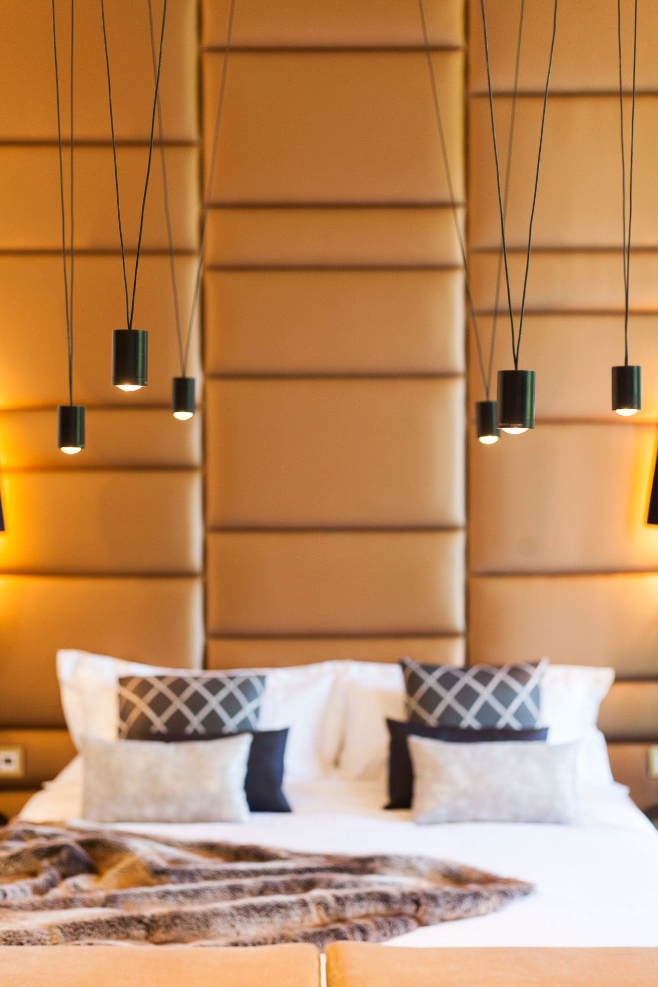 A Stunning Modern Apartment with a Mix of Rustic and Minimalist Elements in Madrid by Disak-Diseño de Interiores (5)