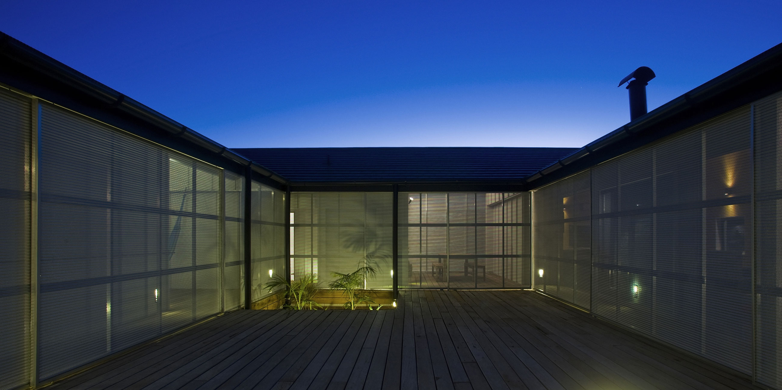A Stunning Modern Beach House with a Mono-Pitch Roof Frames in New South Wales by Bourne Blue Architecture (11)