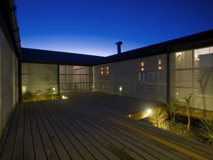 A Stunning Modern Beach House with a Mono-Pitch Roof Frames in New South Wales by Bourne Blue Architecture (12)