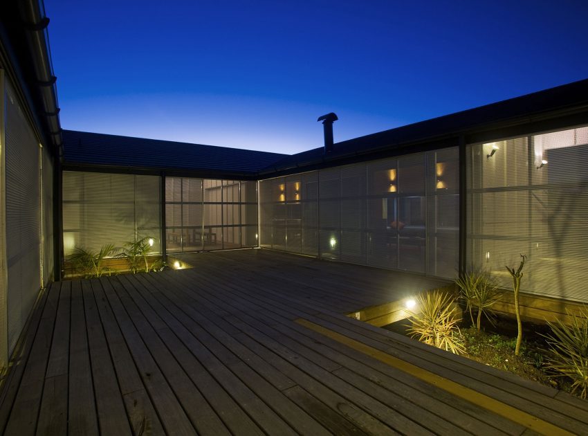 A Stunning Modern Beach House with a Mono-Pitch Roof Frames in New South Wales by Bourne Blue Architecture (12)