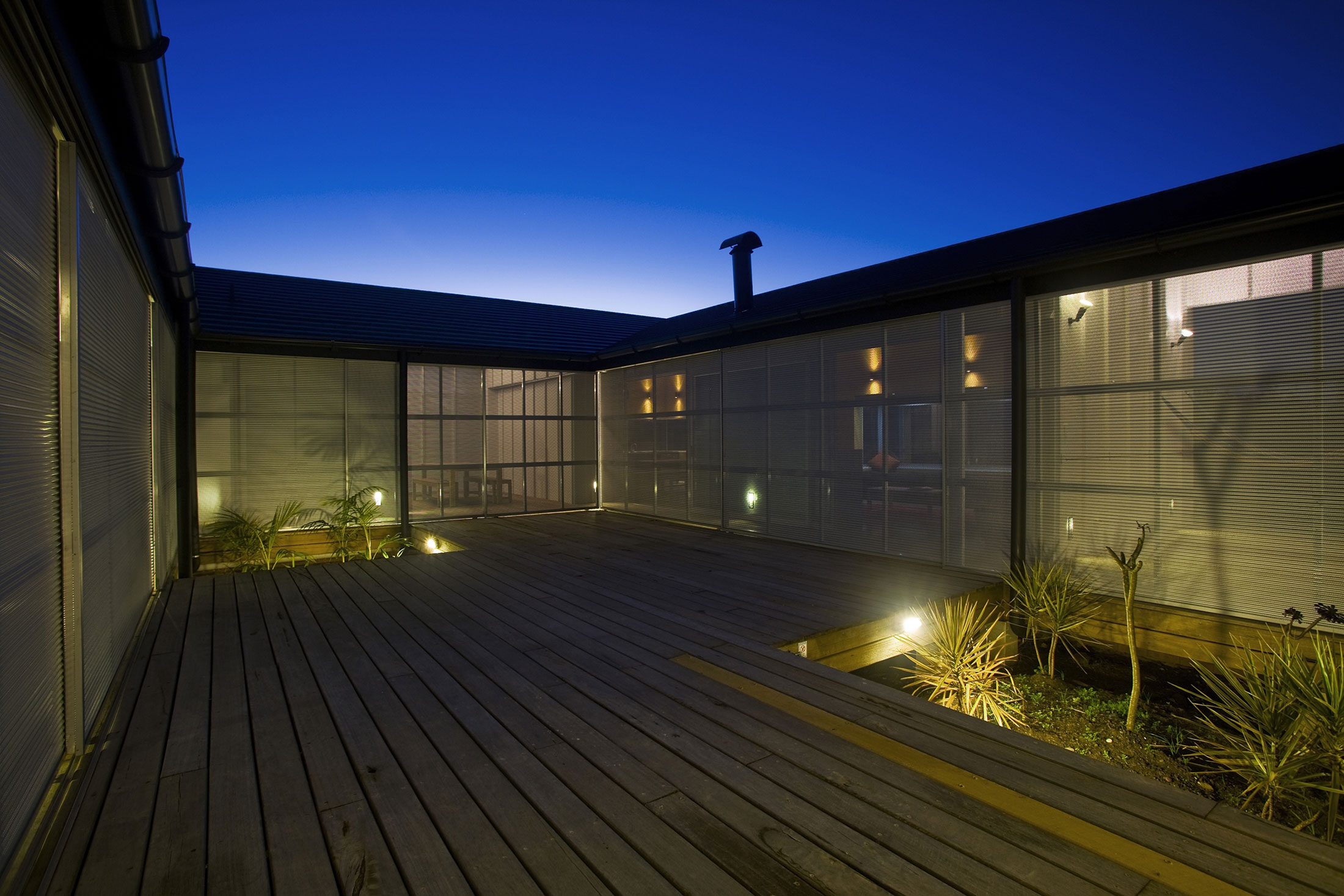 A Stunning Modern Beach House with a Mono-Pitch Roof Frames in New South Wales by Bourne Blue Architecture (12)