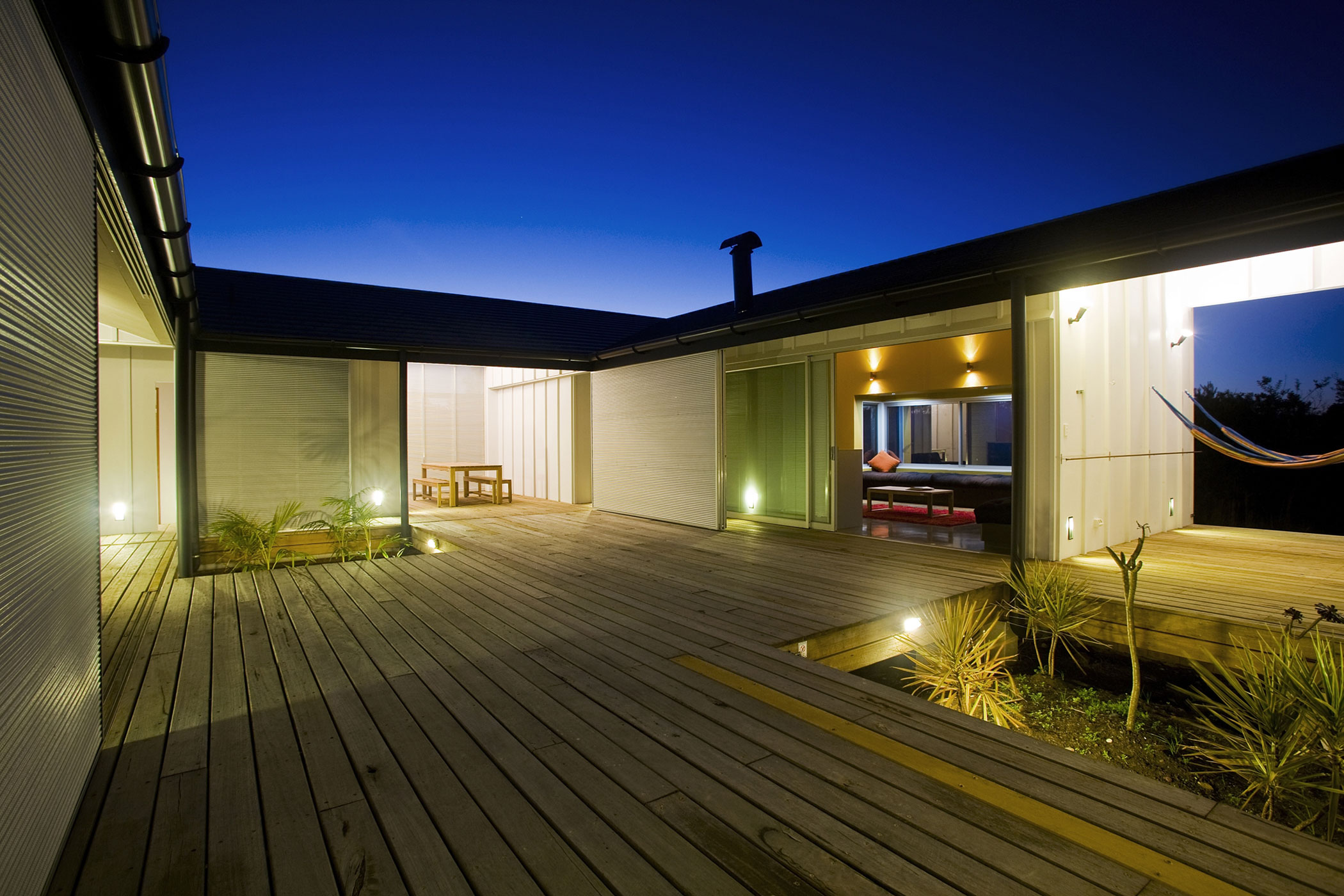 A Stunning Modern Beach House with a Mono-Pitch Roof Frames in New South Wales by Bourne Blue Architecture (13)