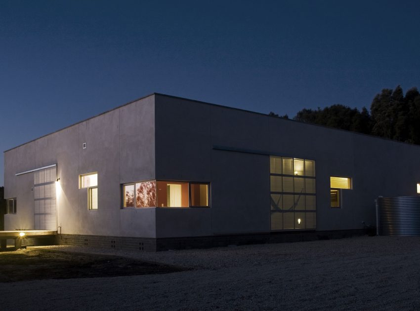 A Stunning Modern Beach House with a Mono-Pitch Roof Frames in New South Wales by Bourne Blue Architecture (14)