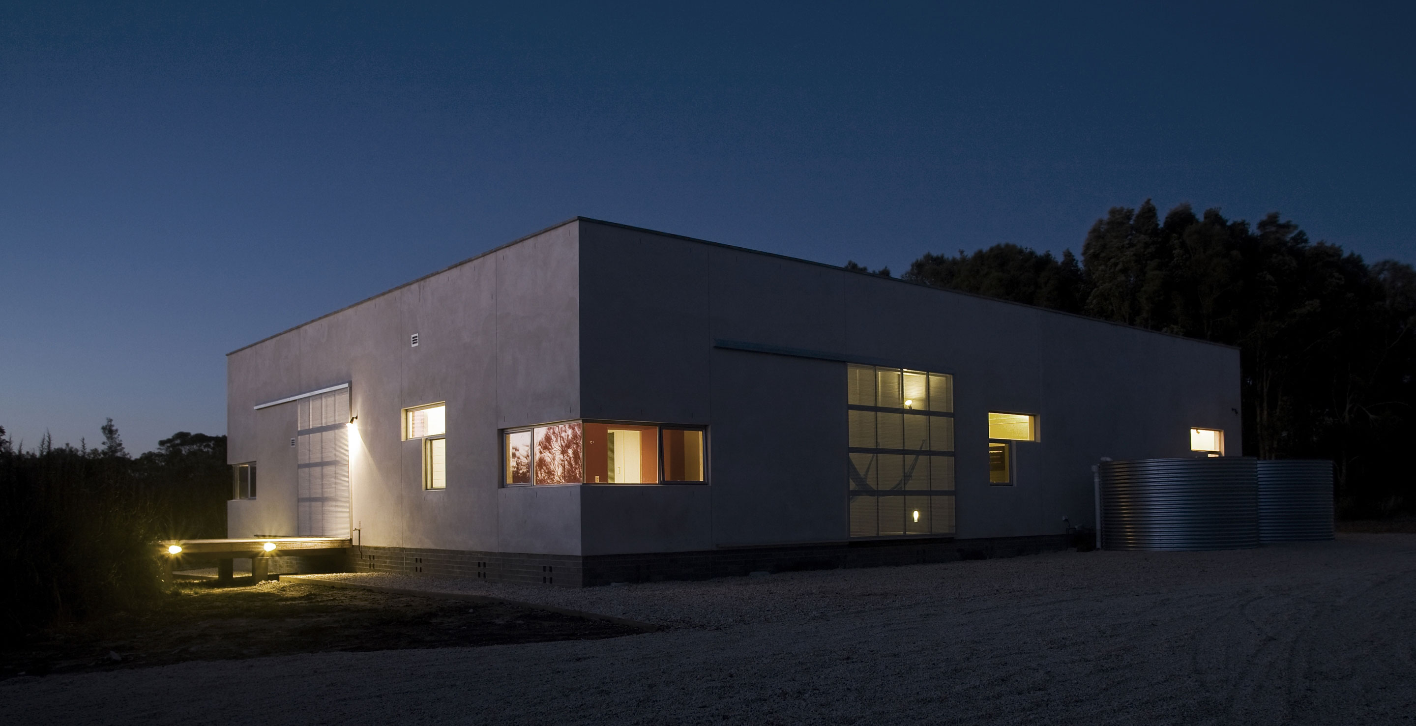 A Stunning Modern Beach House with a Mono-Pitch Roof Frames in New South Wales by Bourne Blue Architecture (14)