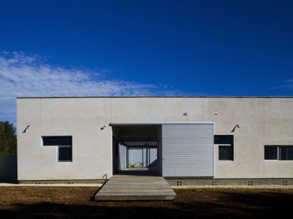 A Stunning Modern Beach House with a Mono-Pitch Roof Frames in New South Wales by Bourne Blue Architecture (2)