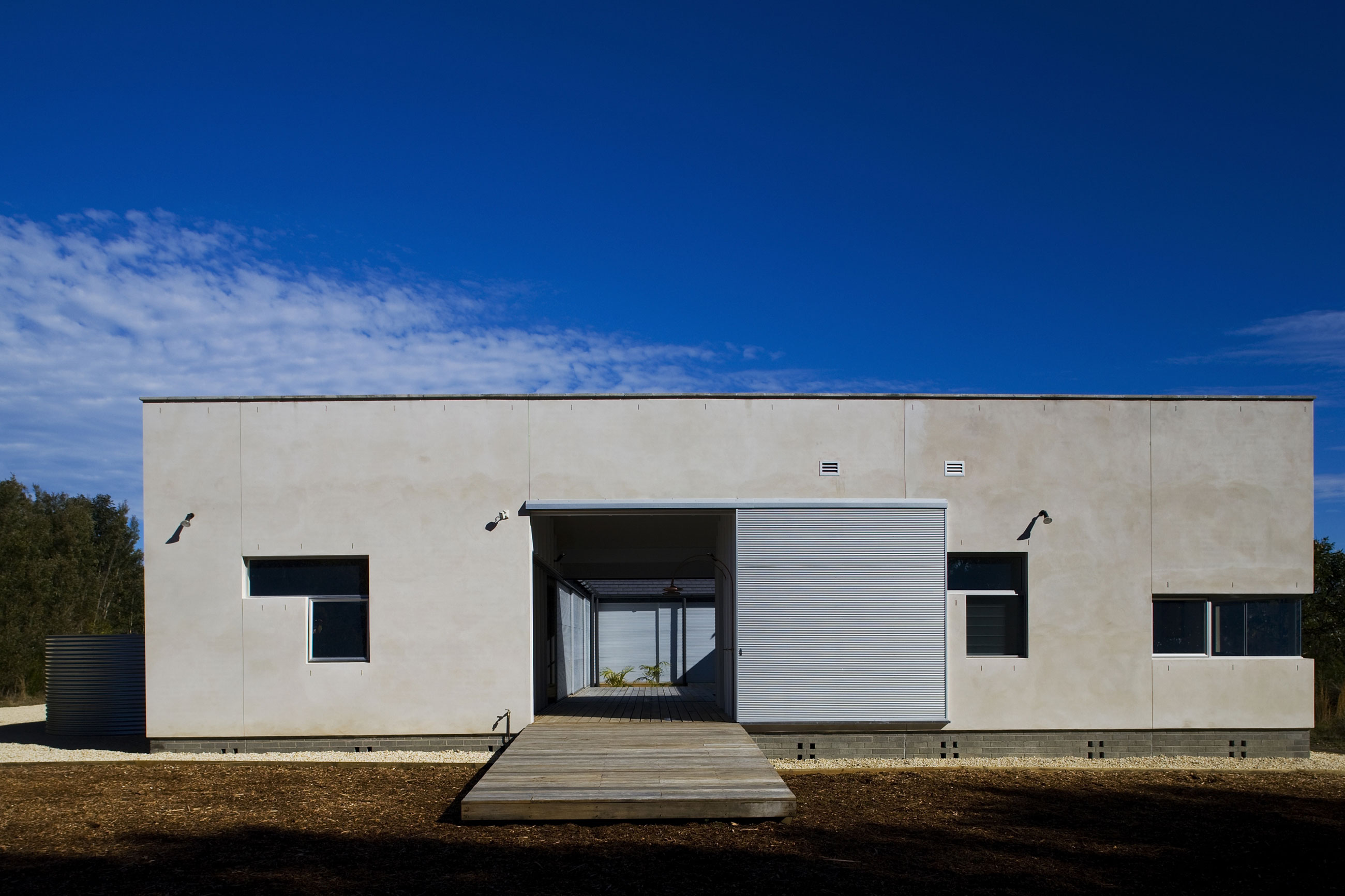 A Stunning Modern Beach House with a Mono-Pitch Roof Frames in New South Wales by Bourne Blue Architecture (2)