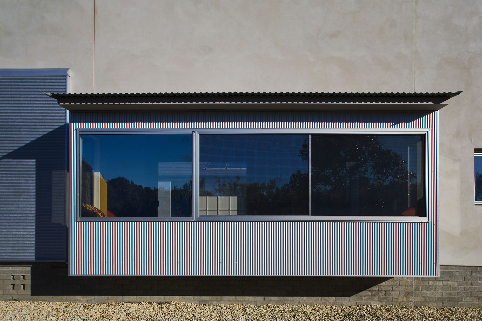 A Stunning Modern Beach House with a Mono-Pitch Roof Frames in New South Wales by Bourne Blue Architecture (5)