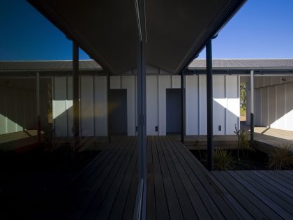 A Stunning Modern Beach House with a Mono-Pitch Roof Frames in New South Wales by Bourne Blue Architecture (6)