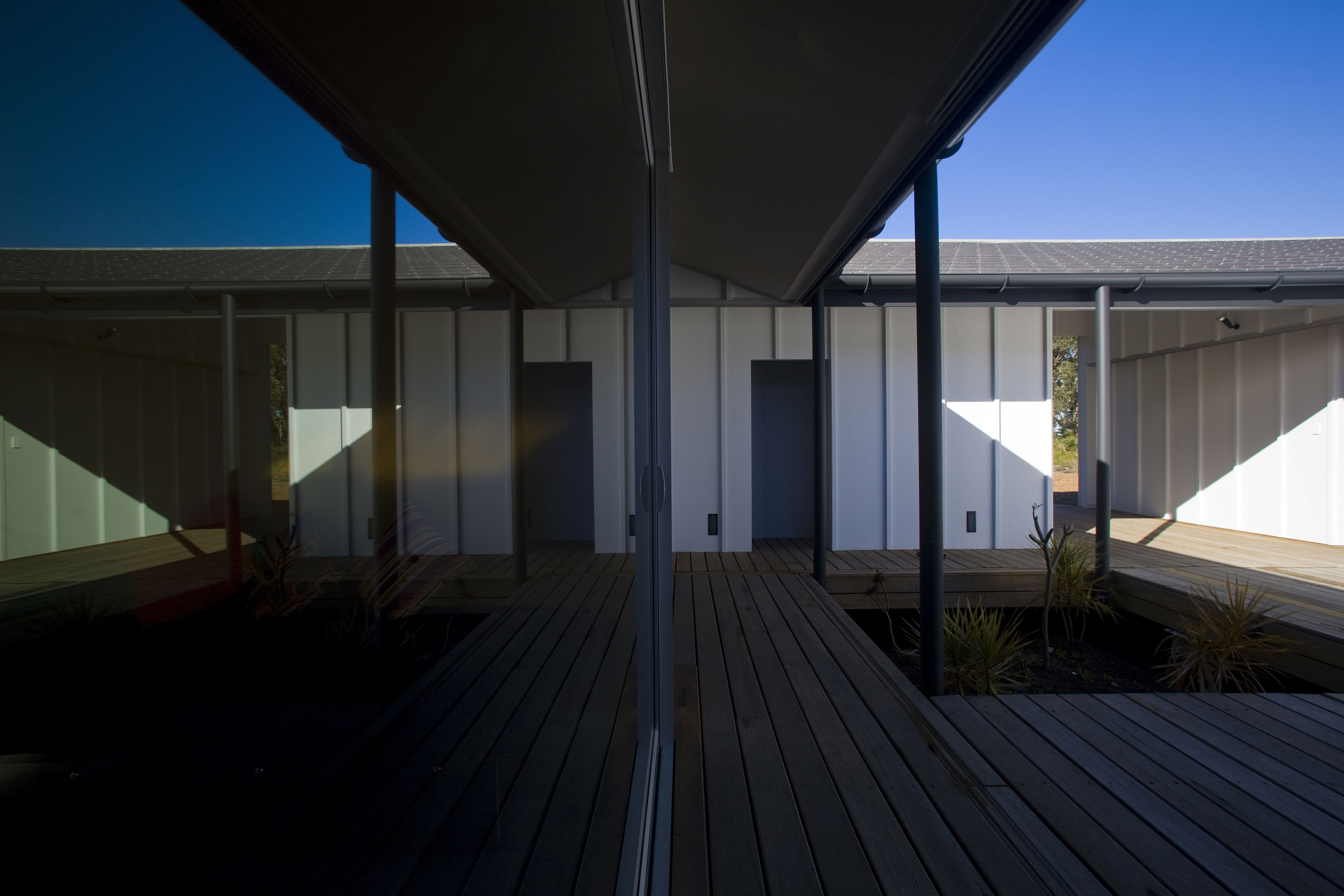 A Stunning Modern Beach House with a Mono-Pitch Roof Frames in New South Wales by Bourne Blue Architecture (6)
