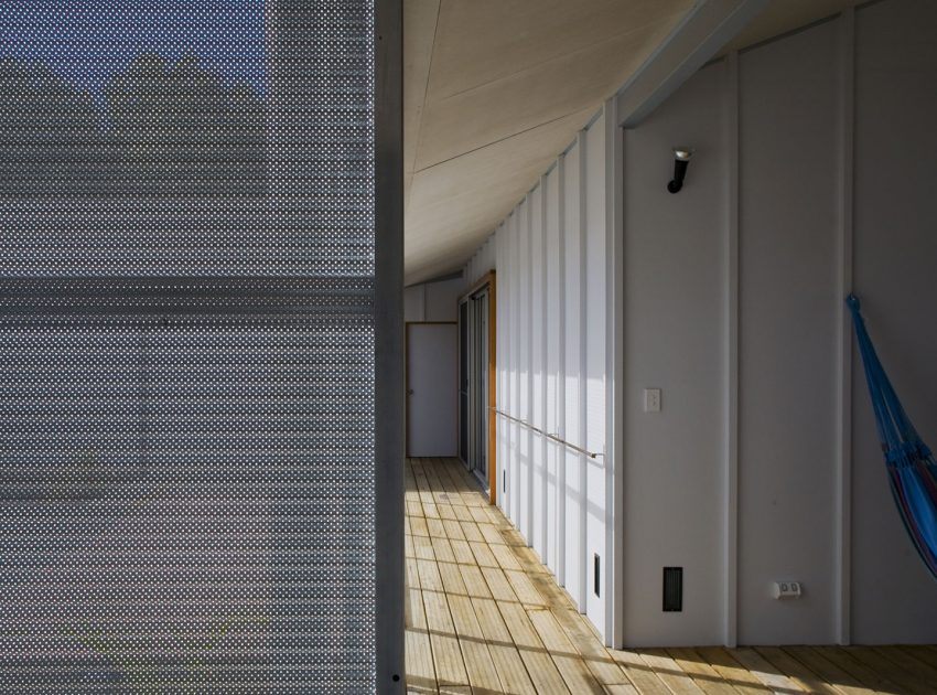 A Stunning Modern Beach House with a Mono-Pitch Roof Frames in New South Wales by Bourne Blue Architecture (7)