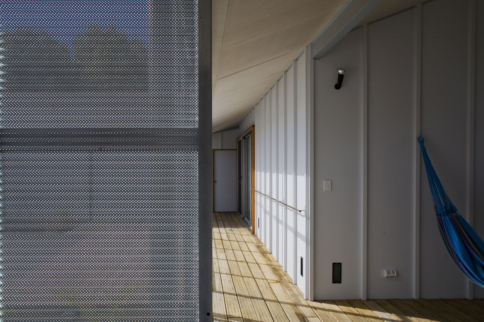 A Stunning Modern Beach House with a Mono-Pitch Roof Frames in New South Wales by Bourne Blue Architecture (7)