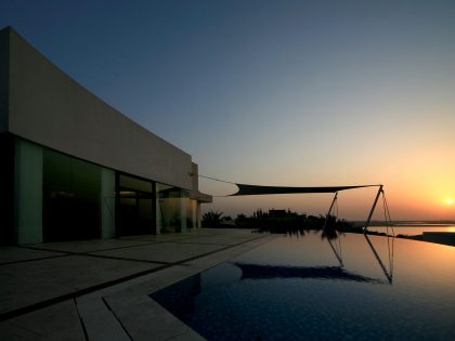 A Stunning Modern House With Courtyard Swimming Pool in Ras al Khaimah by NAGA Architects (15)
