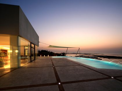 A Stunning Modern House With Courtyard Swimming Pool in Ras al Khaimah by NAGA Architects (17)