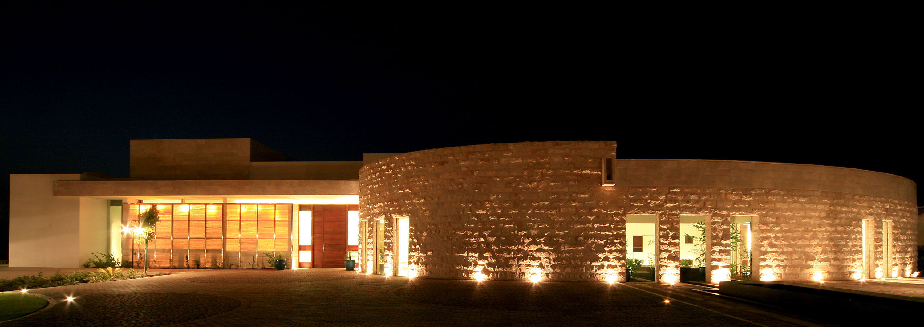 A Stunning Modern House With Courtyard Swimming Pool in Ras al Khaimah by NAGA Architects (18)