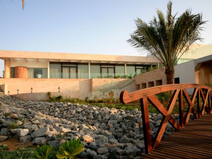 A Stunning Modern House With Courtyard Swimming Pool in Ras al Khaimah by NAGA Architects (3)