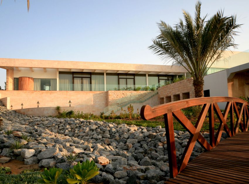 A Stunning Modern House With Courtyard Swimming Pool in Ras al Khaimah by NAGA Architects (3)