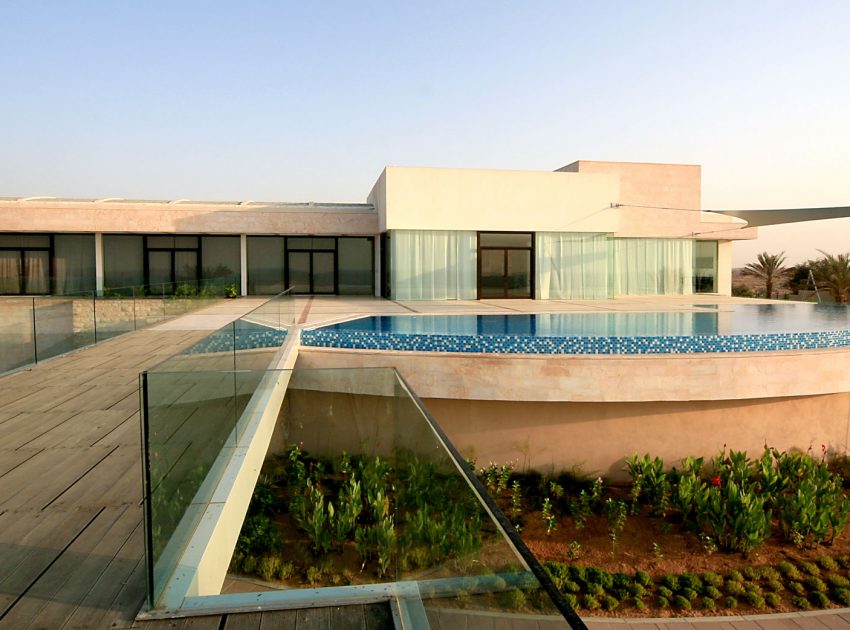 A Stunning Modern House With Courtyard Swimming Pool in Ras al Khaimah by NAGA Architects (4)