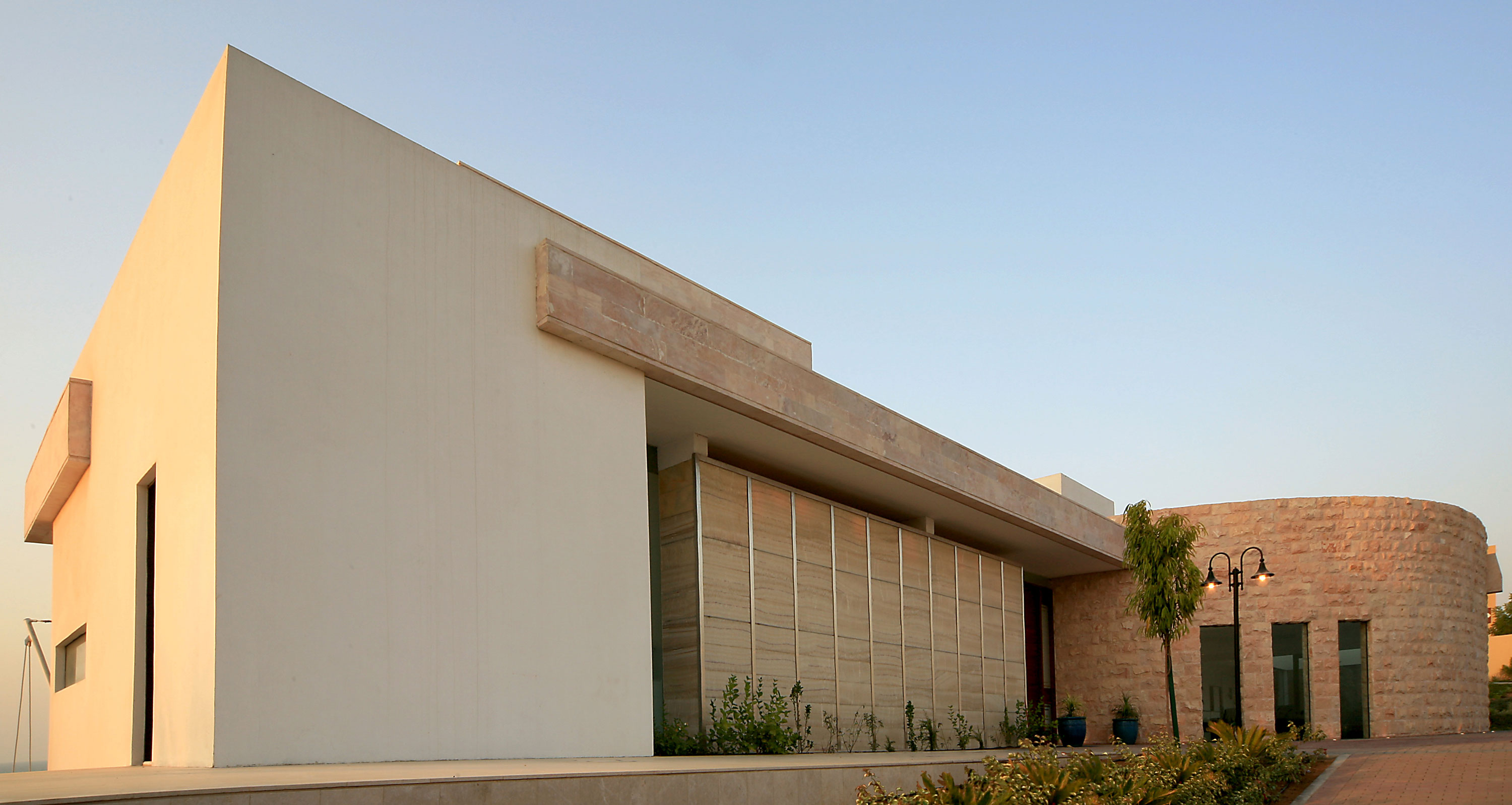 A Stunning Modern House With Courtyard Swimming Pool in Ras al Khaimah by NAGA Architects (5)