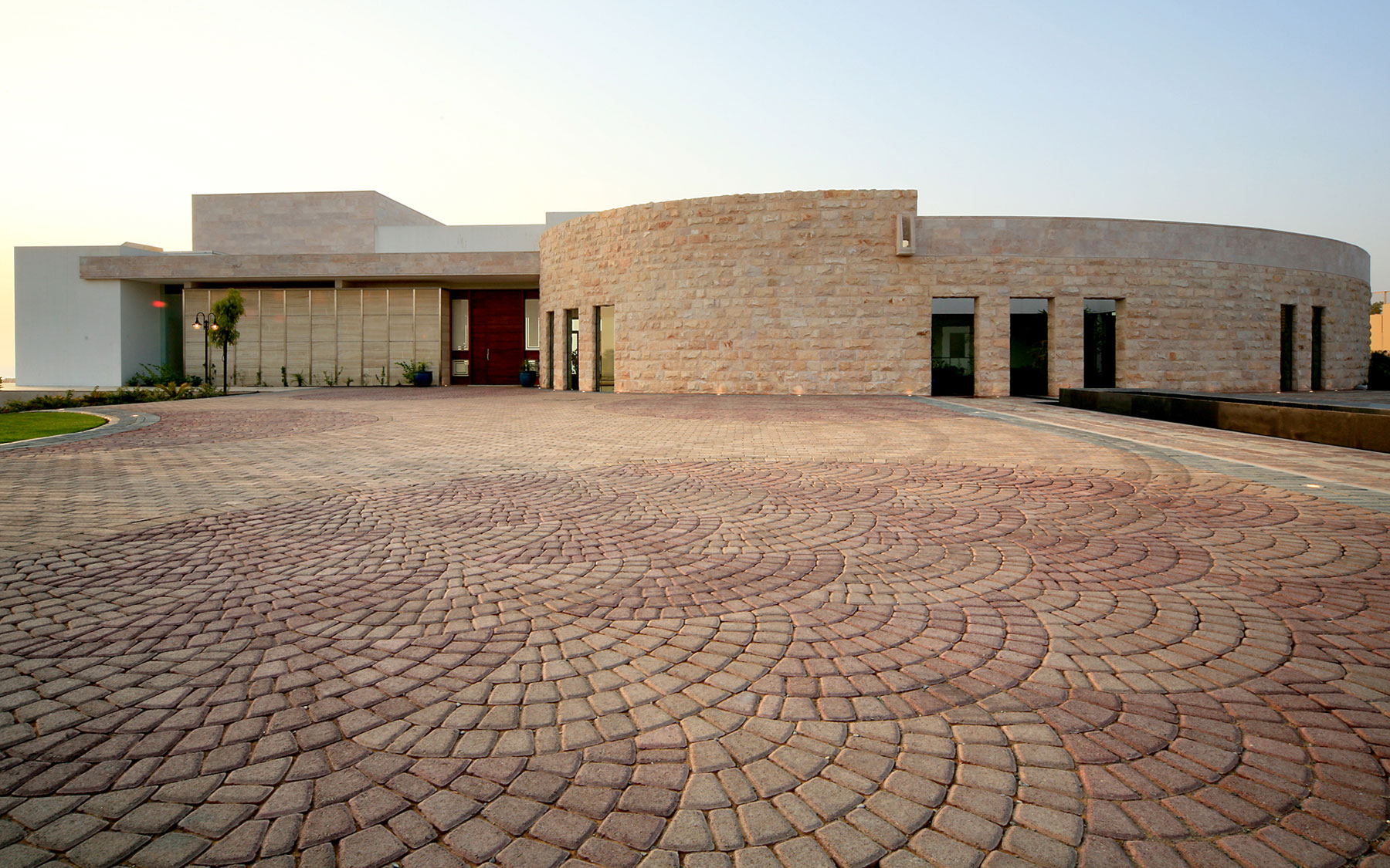 A Stunning Modern House With Courtyard Swimming Pool in Ras al Khaimah by NAGA Architects (6)