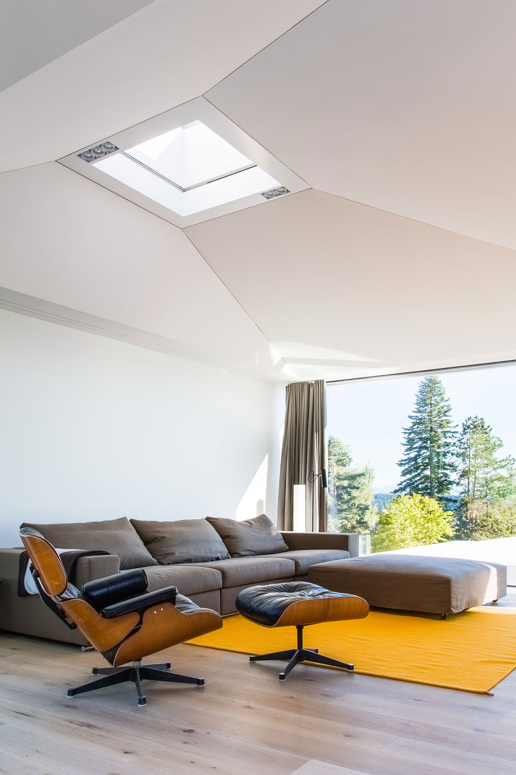 A Stunning Modern House with Four Courtyards in Zumikon, Switzerland by Think Architecture (12)