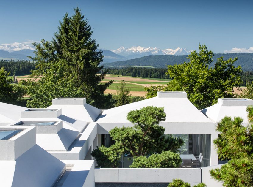 A Stunning Modern House with Four Courtyards in Zumikon, Switzerland by Think Architecture (8)