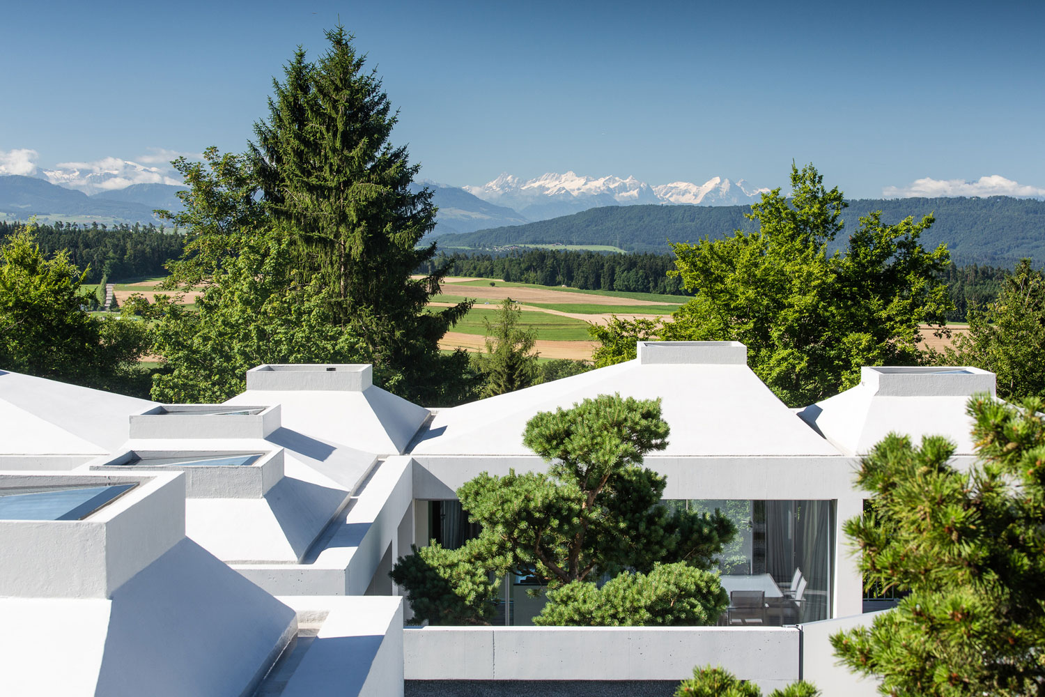 A Stunning Modern House with Four Courtyards in Zumikon, Switzerland by Think Architecture (8)