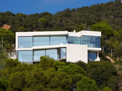 A Stunning Modern Isolated Home with Spectacular Views in Catalunya by Anna Podio Arquitectura (1)