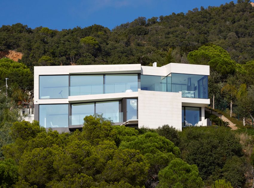 A Stunning Modern Isolated Home with Spectacular Views in Catalunya by Anna Podio Arquitectura (1)