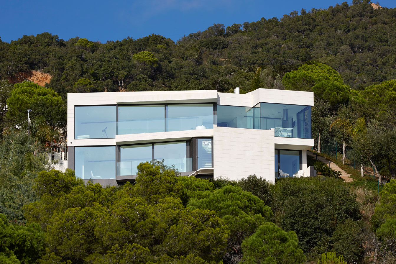 A Stunning Modern Isolated Home with Spectacular Views in Catalunya by Anna Podio Arquitectura (1)